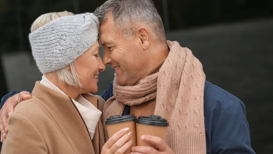 Erstes Date Tipps: Paar mit Kaffee unterwegs