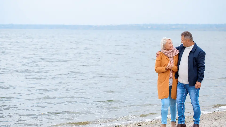 Erstes Date Tipps: Spaziergang zu zweit am Wasser
