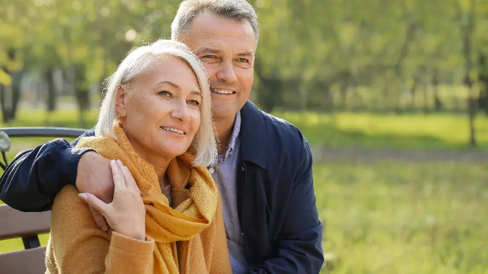 Nach Trennung wieder daten: Paar im Park nach einem neuen Anfang
