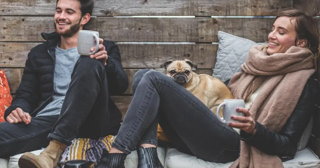 Datingseiten Schweiz: Paar lacht beim Kaffee